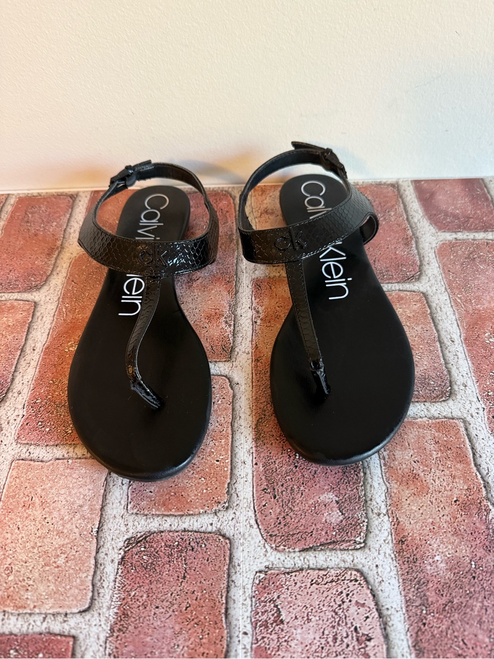 Women’s Calvin Klein Shelle Black T-Strap Thong Sandals 7.5 NEW